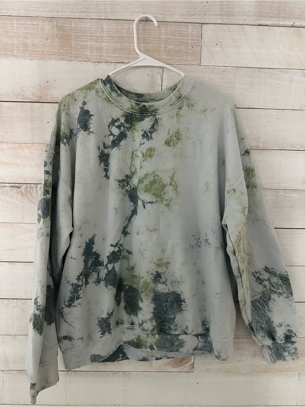 Oversized Tie-Dye Crewneck Sweatshirt in Light Gray with Olive Accents